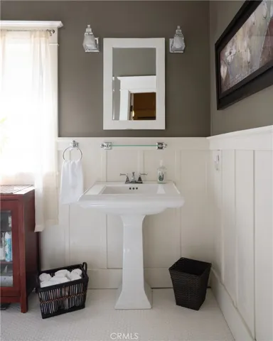 Main level full bath
