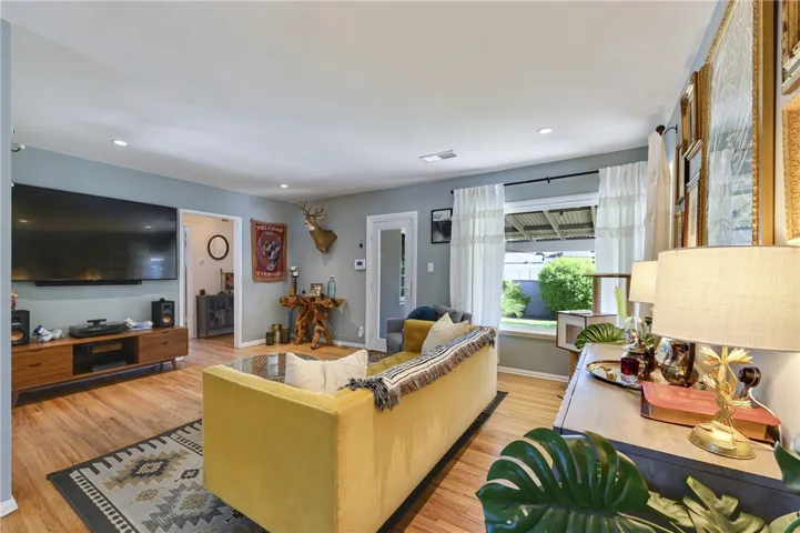 5412 Crebs Avenue, Tarzana, California 91356