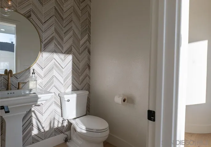 151 Redwood Avenue, Carlsbad, California 92008