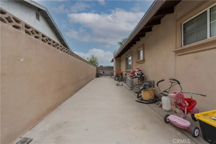 Side yard/ extra parking long driveway
