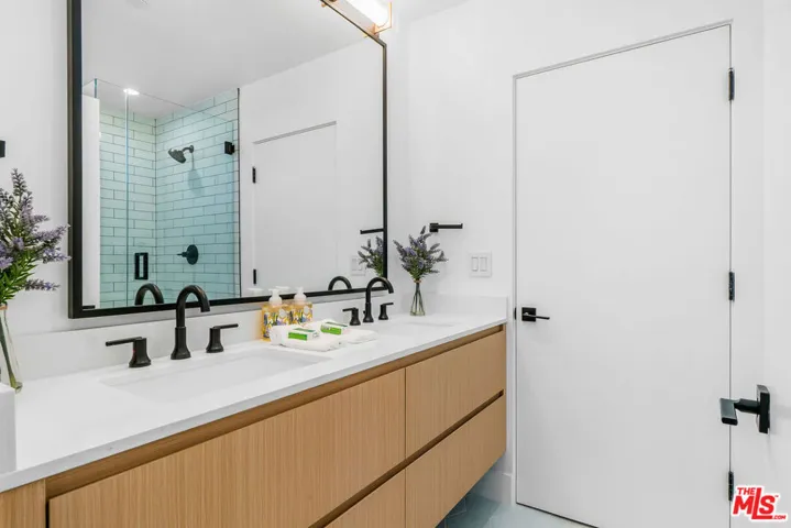 5927 W Como Court, Los Angeles, California 90035