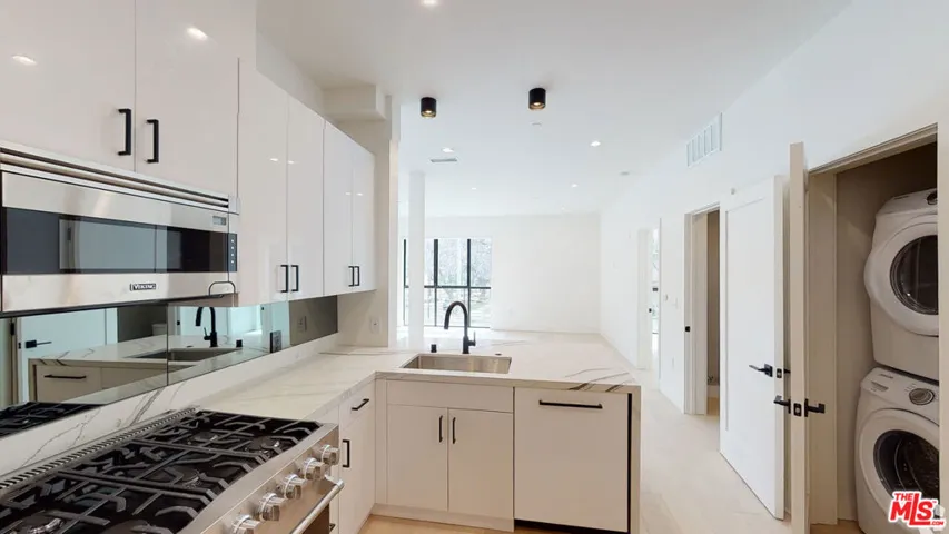 105 S Doheny Drive 205, Los Angeles, California 90048
