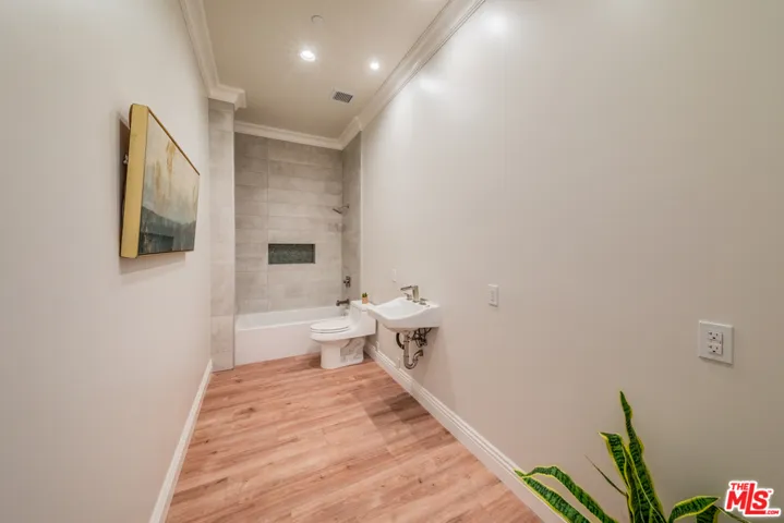 944 S Serrano Avenue 202, Los Angeles, California 90006