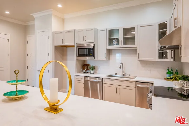 944 S Serrano Avenue 204, Los Angeles, California 90006
