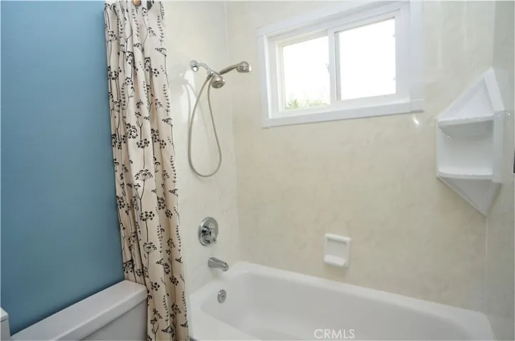Guest Bathroom showing tub/shower