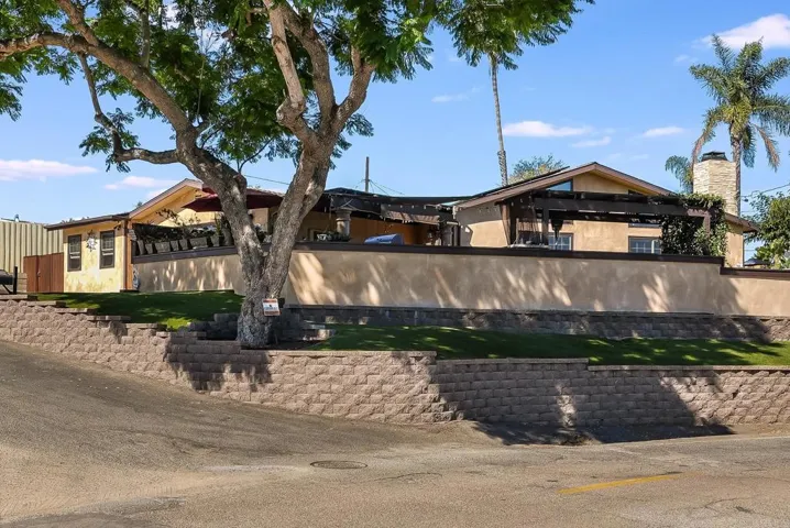 419 Lado De Loma Drive, Vista, California 92083