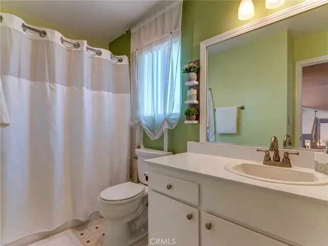 Upstairs full bathroom.