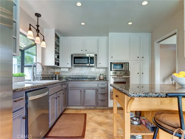 Granite countertops, stainless steel appliances.