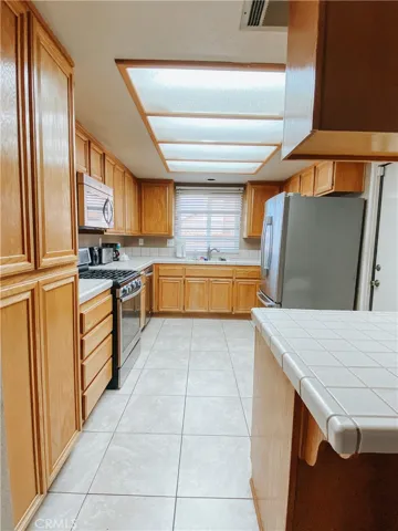 6942 Via Marbella Street, Hesperia, California 92345