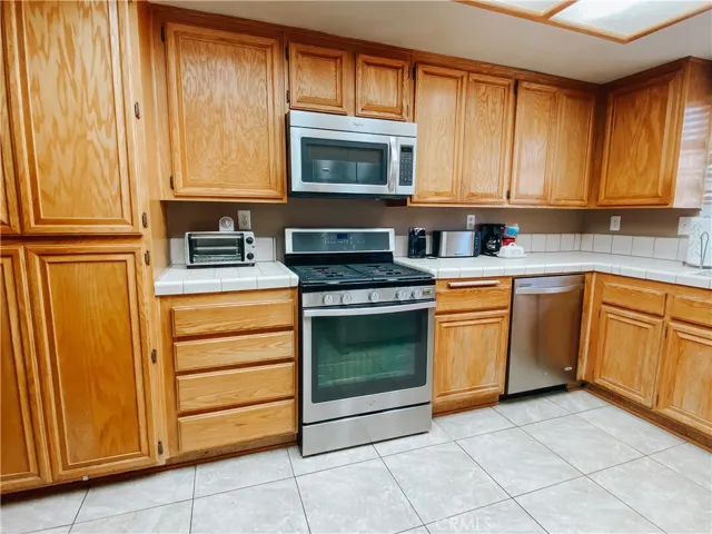 6942 Via Marbella Street, Hesperia, California 92345