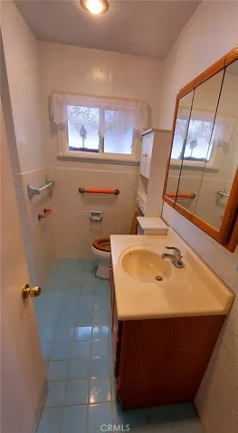 BATHROOM 2