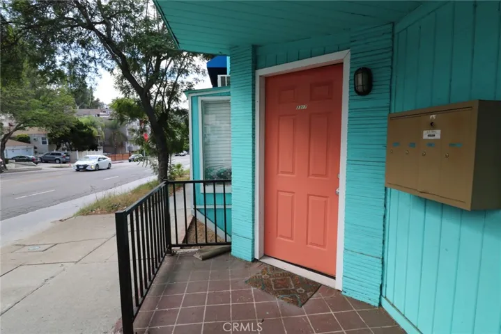 3317 Barham, Universal City, California 90068