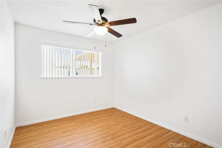 1st bedroom - SE side - ceiling fan & blinds to stay