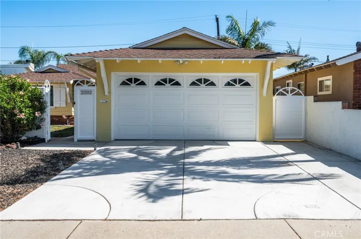 2 car garage with auto opener & designer driveway