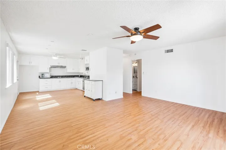No walls view to dining & kitchen