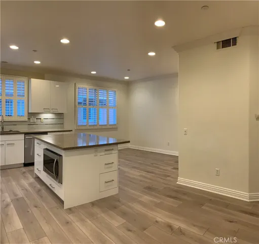 Island with bar seating