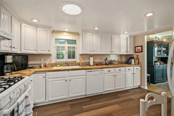 lots of storage in this big kitchen