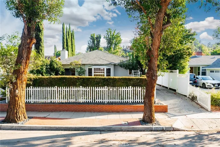 22130 Costanso St, Woodland Hills, California 91364
