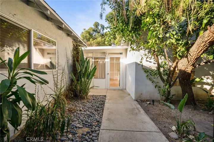 22130 Costanso St, Woodland Hills, California 91364