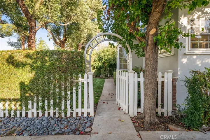 22130 Costanso St, Woodland Hills, California 91364