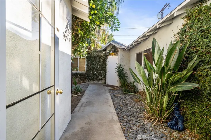 22130 Costanso St, Woodland Hills, California 91364