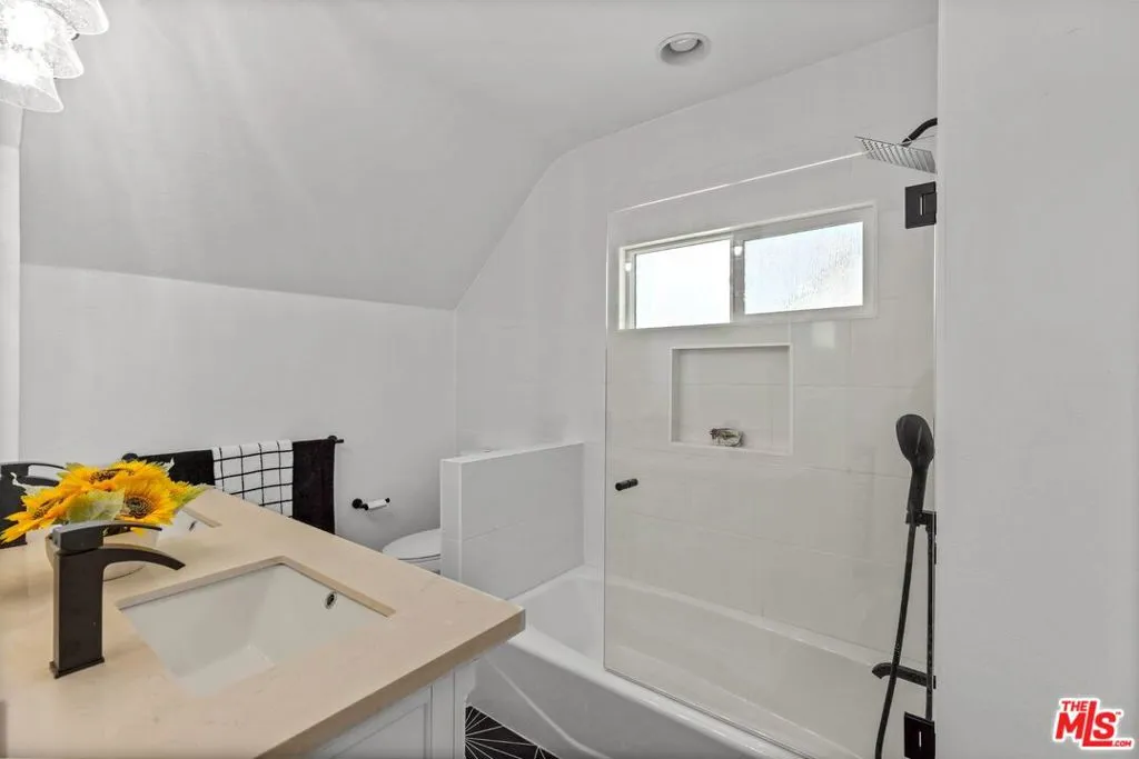 231 W Cedar Avenue, Burbank, California 91502 home-pic-21