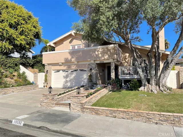19352 Weymouth Lane, Huntington Beach, California 92646
