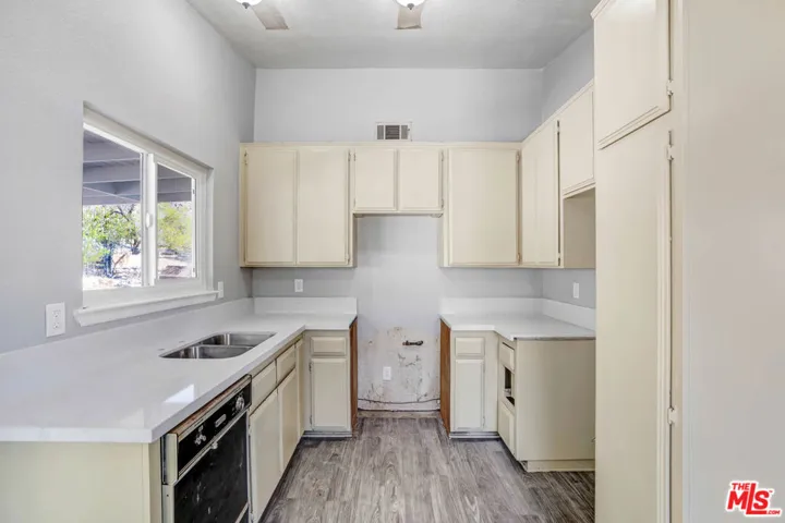 23952 Tocaloma Road, Apple Valley, California 92307
