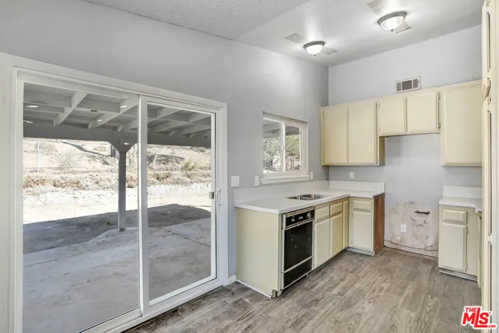 23952 Tocaloma Road, Apple Valley, California 92307