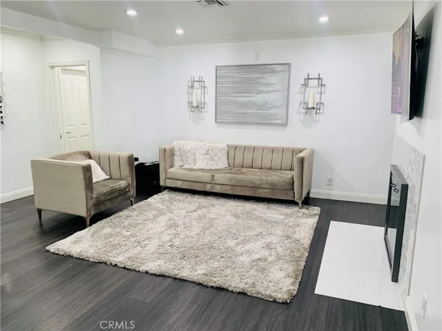 7661 Quakertown Avenue, Winnetka, California 91306