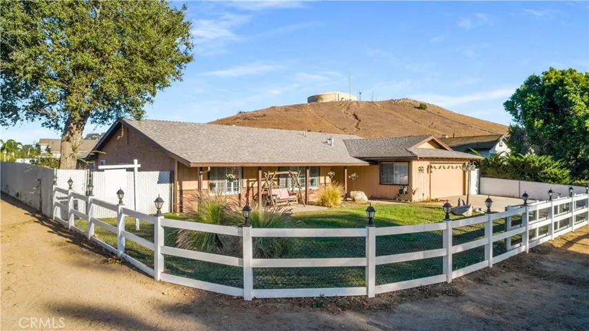 Corner lot, fully fenced-great for dogs