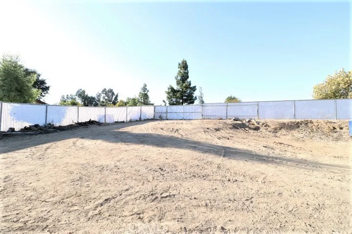 Rolling gate for access to the horse area