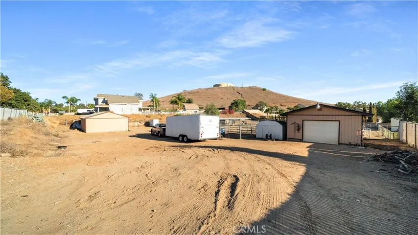 Horse area and barn or one car garage with opener