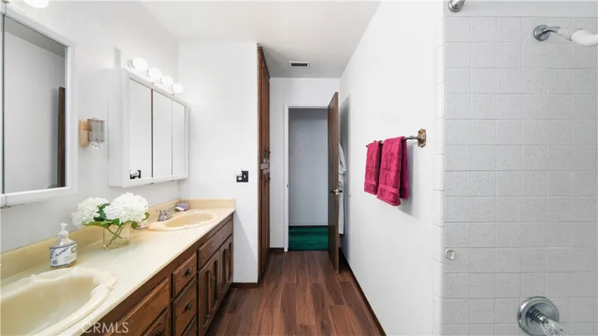 Hallway bathroom with tiled bathtub/shower