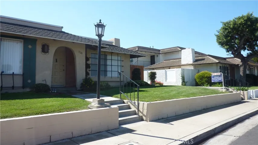 Front of 4-plex