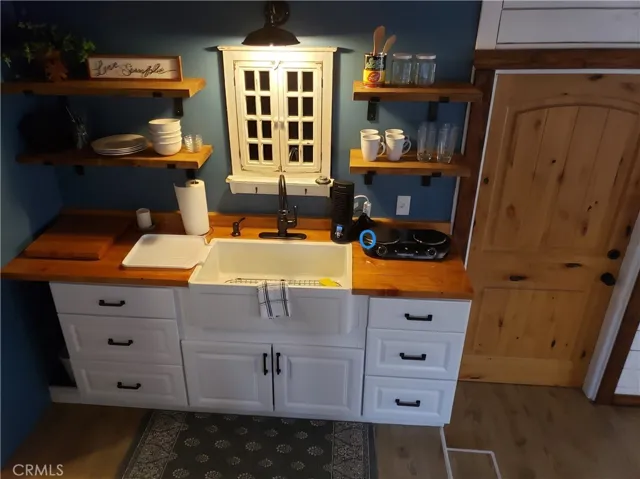 kitchen in cottage with​​‌​​​​‌​​‌‌​​‌​​​‌‌​​​‌​​‌‌​​‌‌​​‌‌​​​​ loft