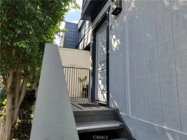 18550 Hatteras Street 17, Tarzana, California 91356
