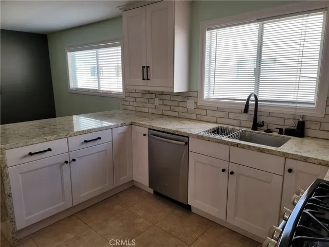 18550 Hatteras Street 17, Tarzana, California 91356