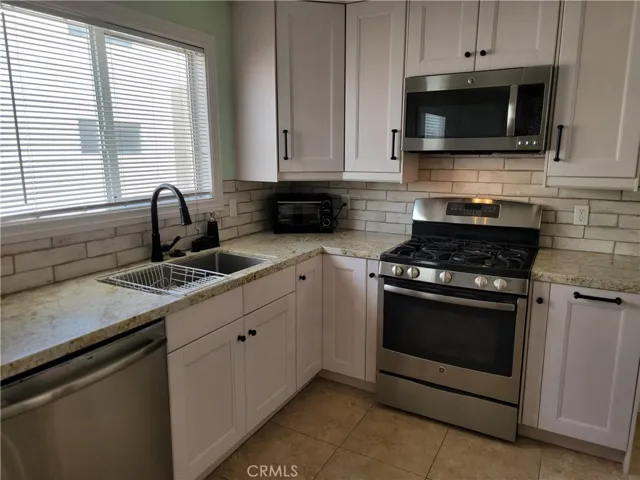 18550 Hatteras Street 17, Tarzana, California 91356