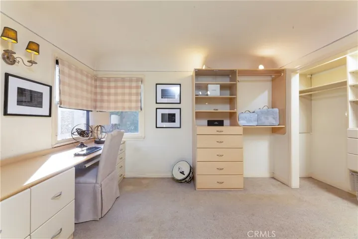 walk in closet and office space