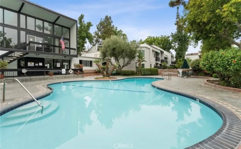 18645 Hatteras Street 101, Tarzana, California 91356