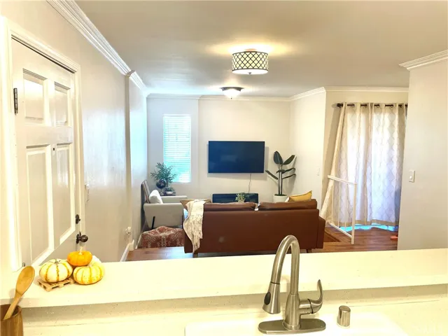 18645 Hatteras Street 101, Tarzana, California 91356