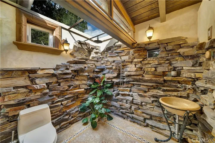 4984 Topanga Canyon Boulevard, Woodland Hills, California 91364