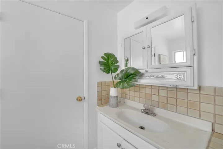 Guest bedroom private half bathroom