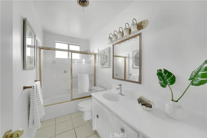 Upstairs guest bathroom with tub/shower combo