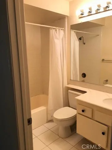 Upstairs guest bath