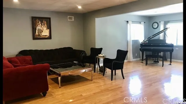 1711 Capistrano Circle, Glendale, California 91208