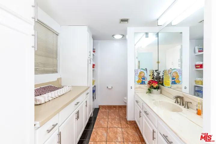 1018 N Sunset Canyon Drive, Burbank, California 91504
