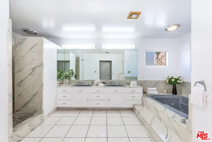 1018 N Sunset Canyon Drive, Burbank, California 91504