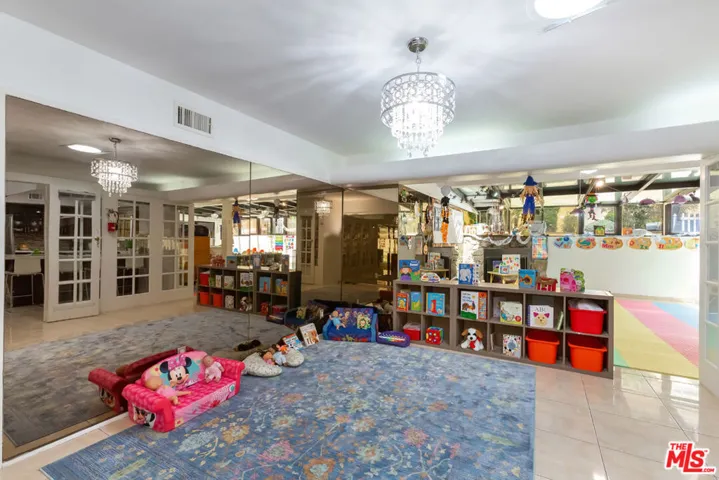 1018 N Sunset Canyon Drive, Burbank, California 91504